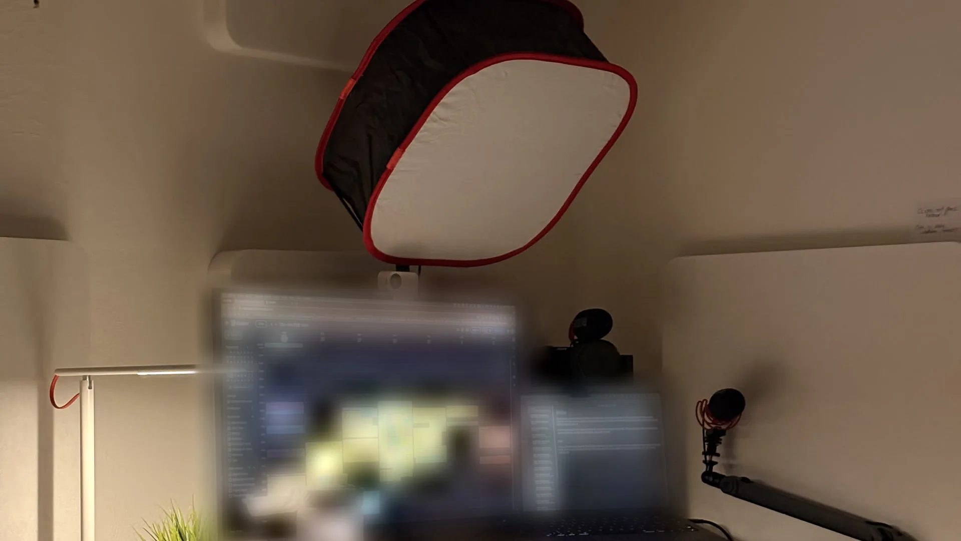 Pracovní stůl s monitorem, softboxem, mikrofonem na rameni a kamerou