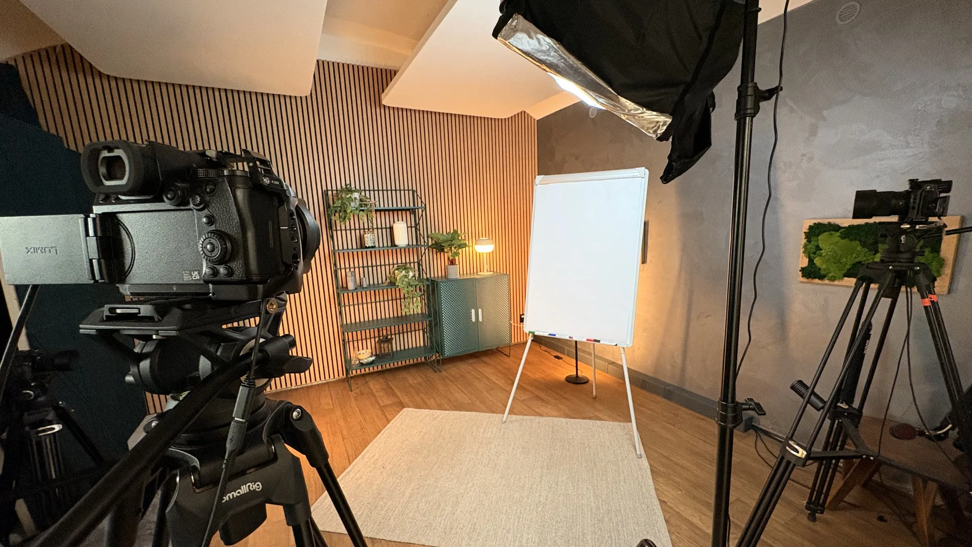 Studio s flipchartem, kamerami na stativech a softboxem připravené na natáčení kurzu