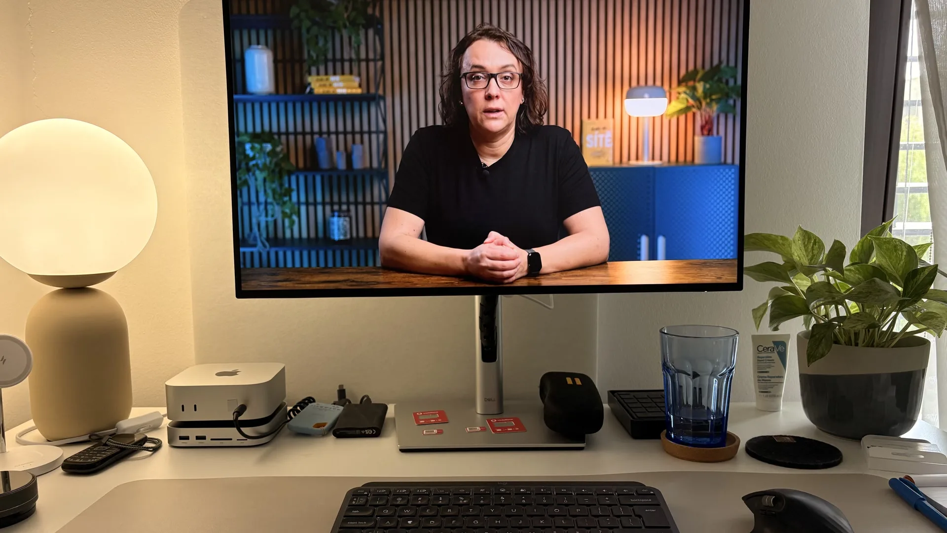 Monitor na pracovním stole s hotovým záběrem rozhovoru