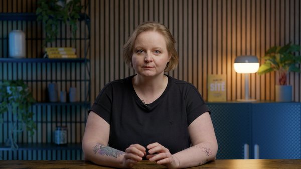 Eliška natáčí ve studiu před nasvícenou kulisou
